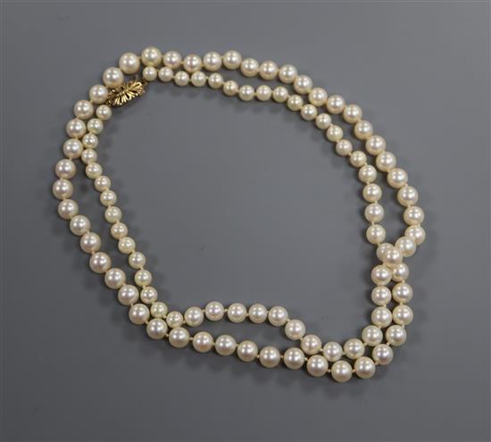 A single strand graduated cultured pearl necklace with 9ct gold clasp, 80cm.